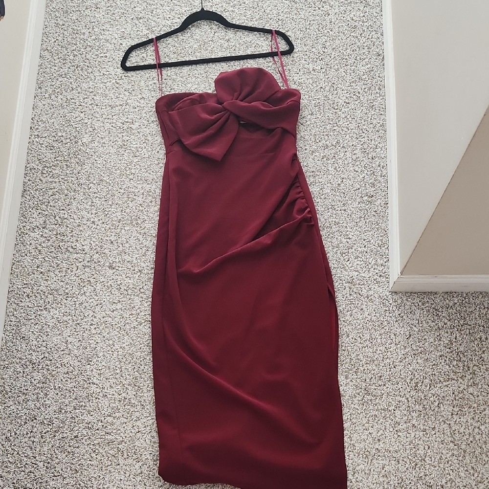 Chic Strapless Burgundy Dress with Bow Detail